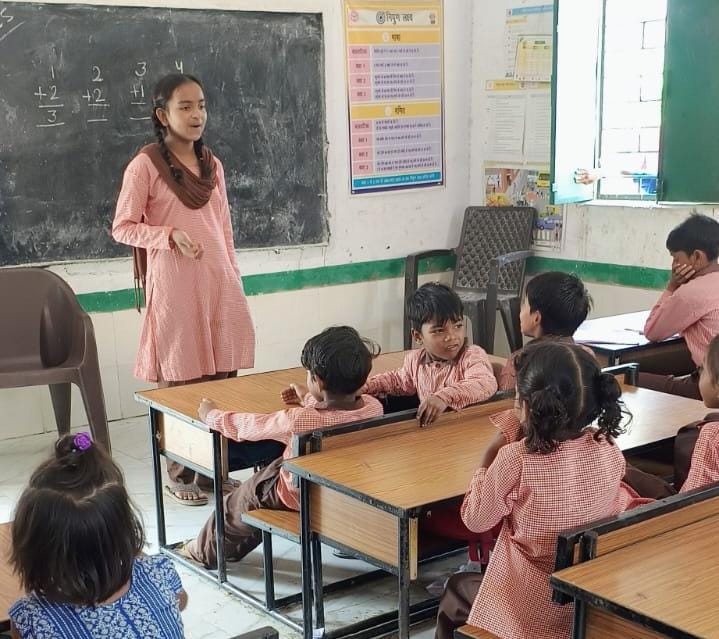 मूंढापांडे में 8वीं की छात्रा एक दिन की बनी प्रधानाध्यापिका शिक्षकों को दिए निर्देश, बच्चों को समय पर स्कूल आने के लिए किया प्रेरित