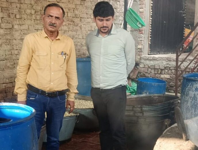 दीपावली से पहले संभल में मिलावटखोरों पर शिकंजा,8 जगहों से लिए गए सैंपल, 100 किलो से ज्यादा मिठाई नष्ट