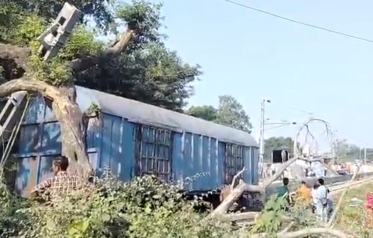 सम्भल में बड़ा रेल हादसा टला! शंटिंग के दौरान डेड एंड से टकराई मालगाड़ी, जांच के आदेश