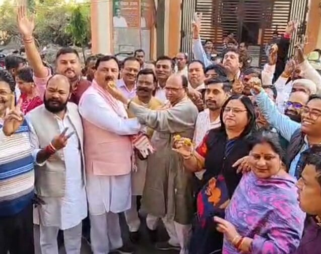 बिहार में एनडीए की ऐतिहासिक जीत पर मुरादाबाद में भाजपा का जश्न, ढोल-नगाड़ों पर थिरके कार्यकर्ता